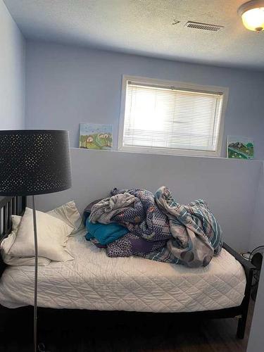 19 Tarawood Road Ne, Calgary, AB - Indoor Photo Showing Bedroom