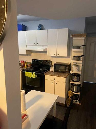 19 Tarawood Road Ne, Calgary, AB - Indoor Photo Showing Kitchen