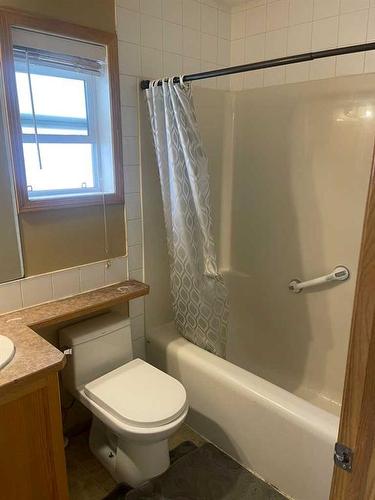 19 Tarawood Road Ne, Calgary, AB - Indoor Photo Showing Bathroom