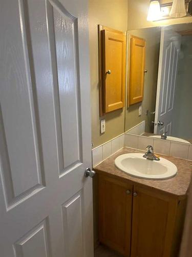 19 Tarawood Road Ne, Calgary, AB - Indoor Photo Showing Bathroom