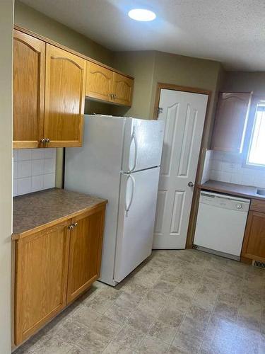 19 Tarawood Road Ne, Calgary, AB - Indoor Photo Showing Kitchen