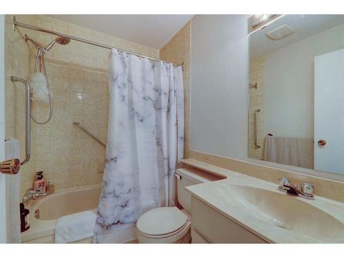 66-23 Glamis Drive Sw, Calgary, AB - Indoor Photo Showing Bathroom