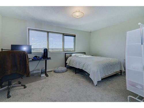 66-23 Glamis Drive Sw, Calgary, AB - Indoor Photo Showing Bedroom