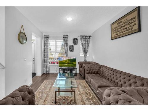 10033 46 Street Ne, Calgary, AB - Indoor Photo Showing Living Room