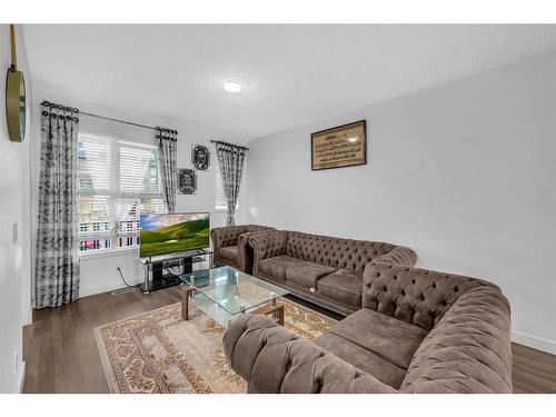 10033 46 Street Ne, Calgary, AB - Indoor Photo Showing Living Room