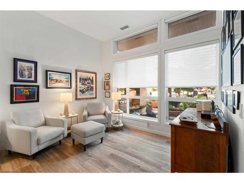 132-122 Mahogany Centre Se, Calgary, AB - Indoor Photo Showing Living Room