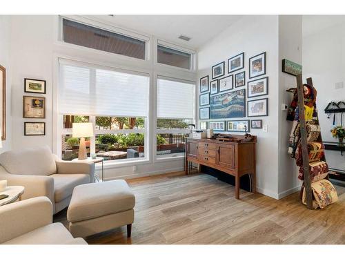 132-122 Mahogany Centre Se, Calgary, AB - Indoor Photo Showing Living Room