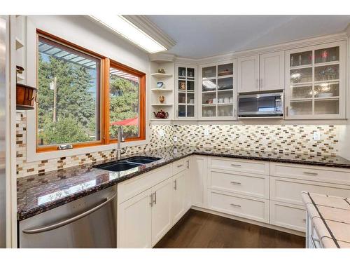 1120 Lake Christina Place Se, Calgary, AB - Indoor Photo Showing Kitchen With Double Sink