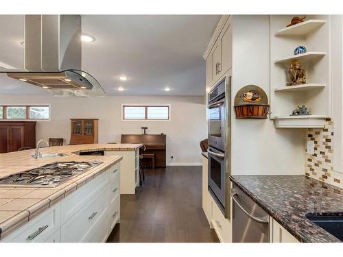 1120 Lake Christina Place Se, Calgary, AB - Indoor Photo Showing Kitchen