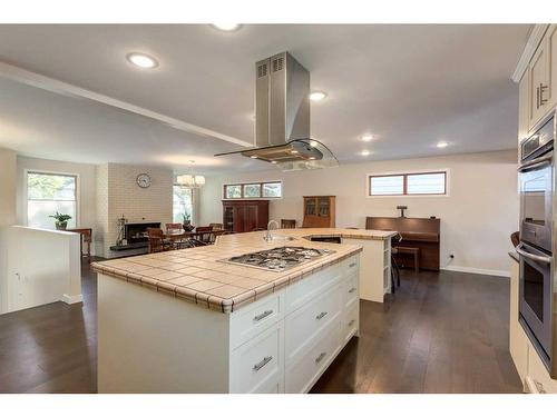 1120 Lake Christina Place Se, Calgary, AB - Indoor Photo Showing Kitchen