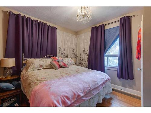 253 19 Avenue Ne, Calgary, AB - Indoor Photo Showing Bedroom