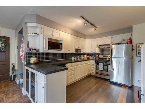 253 19 Avenue Ne, Calgary, AB - Indoor Photo Showing Kitchen