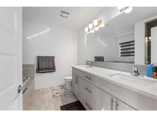 685 Windrow Manor Sw, Airdrie, AB - Indoor Photo Showing Bathroom