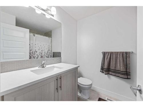 685 Windrow Manor Sw, Airdrie, AB - Indoor Photo Showing Bathroom