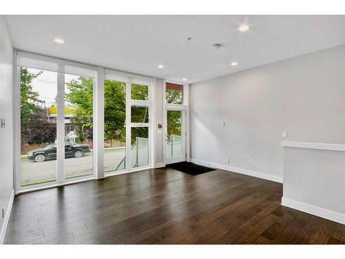 102-1808 27 Avenue Sw, Calgary, AB - Indoor Photo Showing Living Room