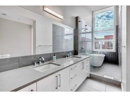 210-2717 17 Street Sw, Calgary, AB - Indoor Photo Showing Bathroom