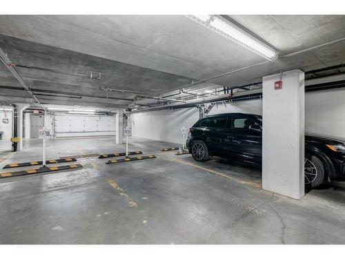 210-2717 17 Street Sw, Calgary, AB - Indoor Photo Showing Garage