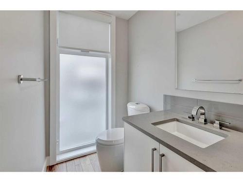 214-2717 17 Street Sw, Calgary, AB - Indoor Photo Showing Bathroom