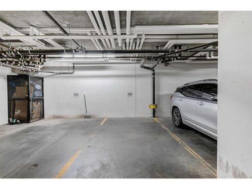 214-2717 17 Street Sw, Calgary, AB - Indoor Photo Showing Garage