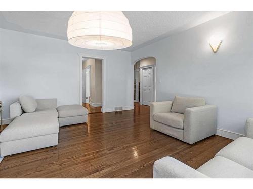 1405 24 Street Sw, Calgary, AB - Indoor Photo Showing Living Room