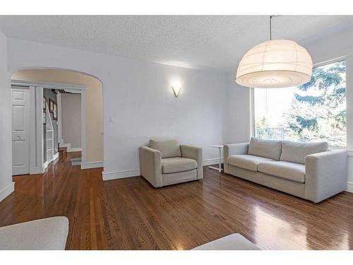 1405 24 Street Sw, Calgary, AB - Indoor Photo Showing Living Room