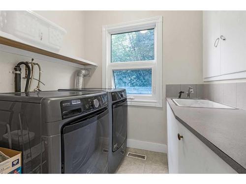 1405 24 Street Sw, Calgary, AB - Indoor Photo Showing Laundry Room