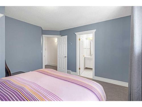 1405 24 Street Sw, Calgary, AB - Indoor Photo Showing Bedroom