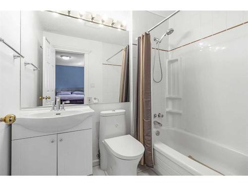 1405 24 Street Sw, Calgary, AB - Indoor Photo Showing Bathroom