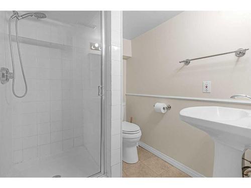 1405 24 Street Sw, Calgary, AB - Indoor Photo Showing Bathroom