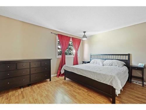 3-14736 Deerfield Drive Se, Calgary, AB - Indoor Photo Showing Bedroom