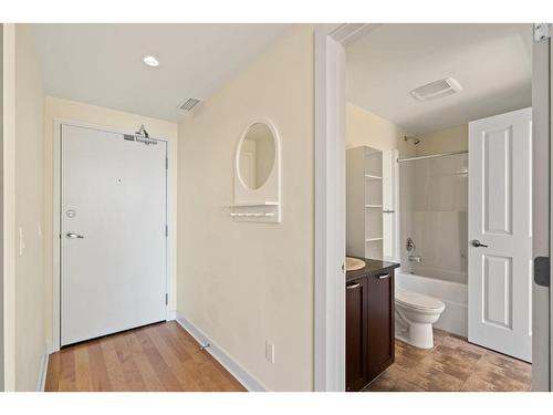 1305-3830 Brentwood Road Nw, Calgary, AB - Indoor Photo Showing Bathroom