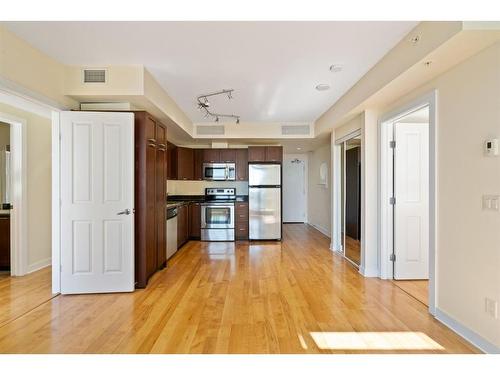 1305-3830 Brentwood Road Nw, Calgary, AB - Indoor Photo Showing Kitchen