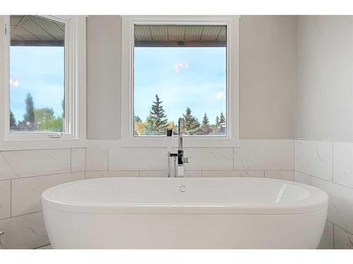 103 Scandia Bay Nw, Calgary, AB - Indoor Photo Showing Bathroom