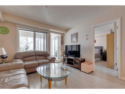 2112-5200 44 Avenue Ne, Calgary, AB - Indoor Photo Showing Living Room