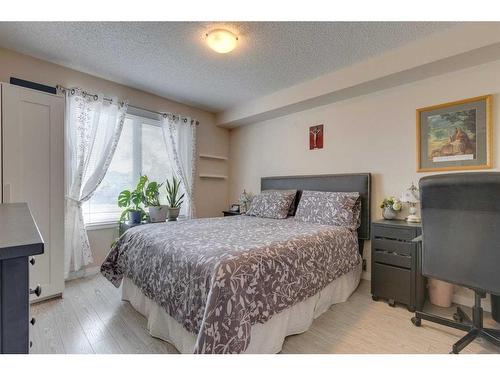 2112-5200 44 Avenue Ne, Calgary, AB - Indoor Photo Showing Bedroom