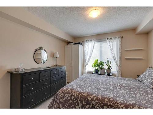 2112-5200 44 Avenue Ne, Calgary, AB - Indoor Photo Showing Bedroom