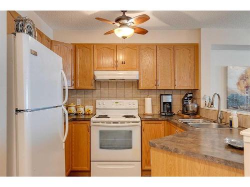 2112-5200 44 Avenue Ne, Calgary, AB - Indoor Photo Showing Kitchen With Double Sink