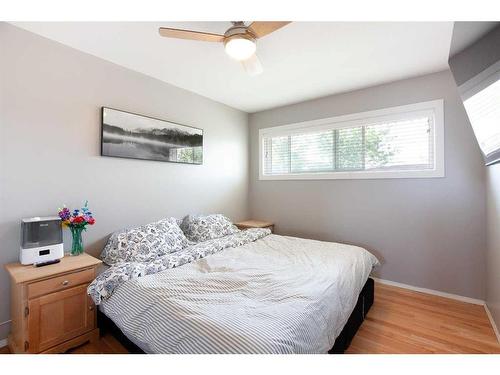 122-4525 31 Street Sw, Calgary, AB - Indoor Photo Showing Bedroom