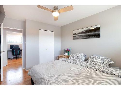 122-4525 31 Street Sw, Calgary, AB - Indoor Photo Showing Bedroom