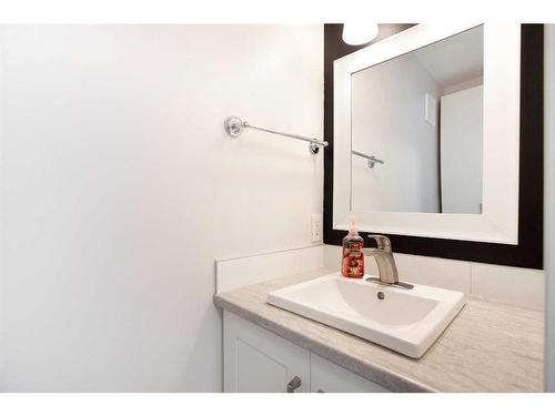 122-4525 31 Street Sw, Calgary, AB - Indoor Photo Showing Bathroom