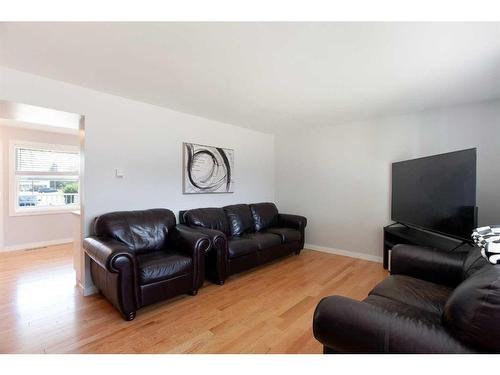 122-4525 31 Street Sw, Calgary, AB - Indoor Photo Showing Living Room