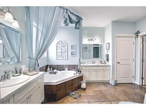 255046 Tsp Rd250 Road, Rural Wheatland County, AB - Indoor Photo Showing Bathroom