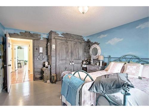 255046 Tsp Rd250 Road, Rural Wheatland County, AB - Indoor Photo Showing Bedroom