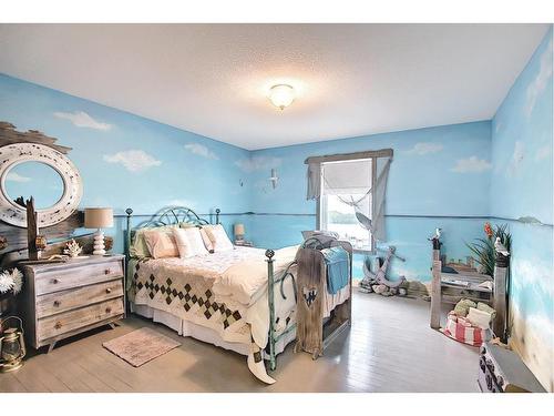 255046 Tsp Rd250 Road, Rural Wheatland County, AB - Indoor Photo Showing Bedroom