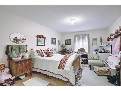 255046 Tsp Rd250 Road, Rural Wheatland County, AB - Indoor Photo Showing Bedroom