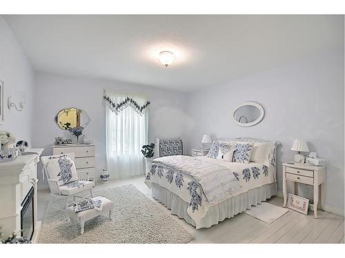 255046 Tsp Rd250 Road, Rural Wheatland County, AB - Indoor Photo Showing Bedroom