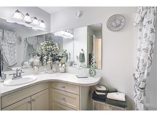 255046 Tsp Rd250 Road, Rural Wheatland County, AB - Indoor Photo Showing Bathroom