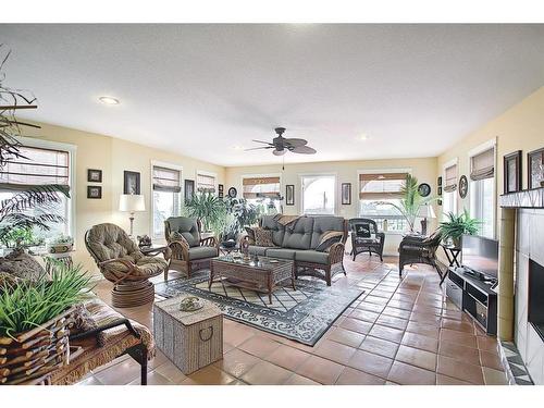 255046 Tsp Rd250 Road, Rural Wheatland County, AB - Indoor Photo Showing Living Room