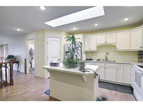 255046 Tsp Rd250 Road, Rural Wheatland County, AB - Indoor Photo Showing Kitchen With Double Sink