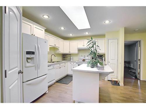 255046 Tsp Rd250 Road, Rural Wheatland County, AB - Indoor Photo Showing Kitchen